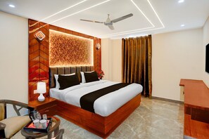 Escritorio y ropa de cama 