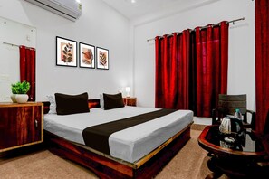 1 bedroom, desk, bed sheets - Hotel O Naroli Crossway Mathura (Mathura)