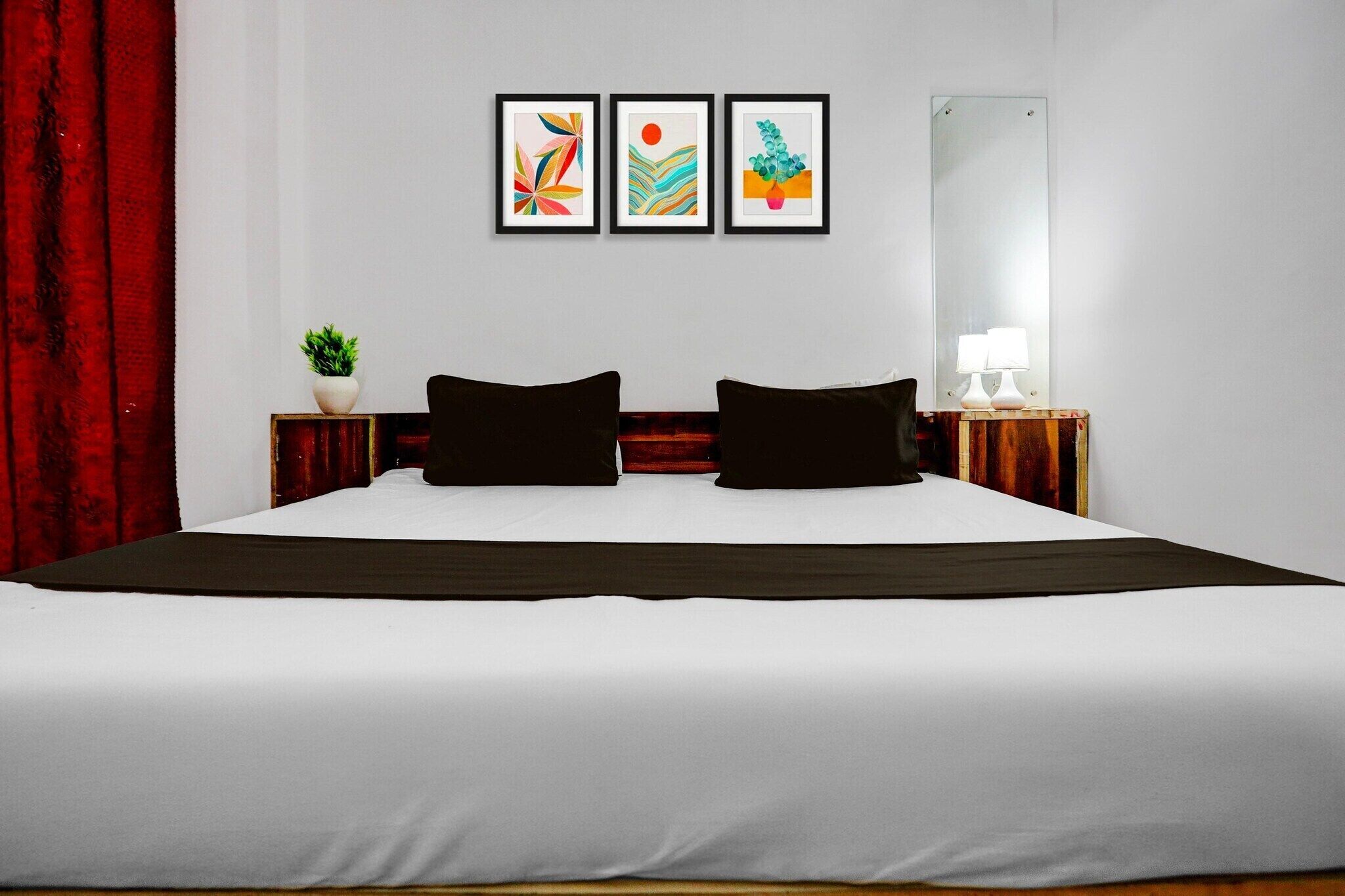 1 bedroom, desk, bed sheets