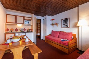 Interior - Apartment 5/6 p, south, panoramic view, terrace, ski in, quiet area (Val Thorens)