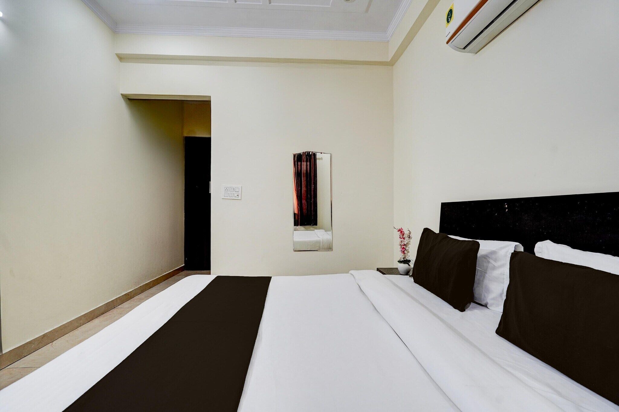 Escrivaninha, roupa de cama