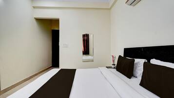 Escrivaninha, roupa de cama