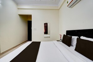 デスク、ベッドシーツ