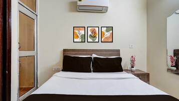 Escrivaninha, roupa de cama