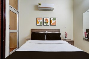 Escritorio y ropa de cama