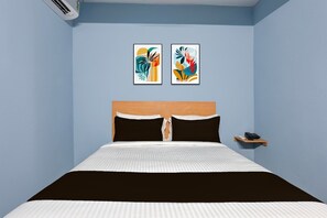 1 slaapkamer, een bureau, beddengoed