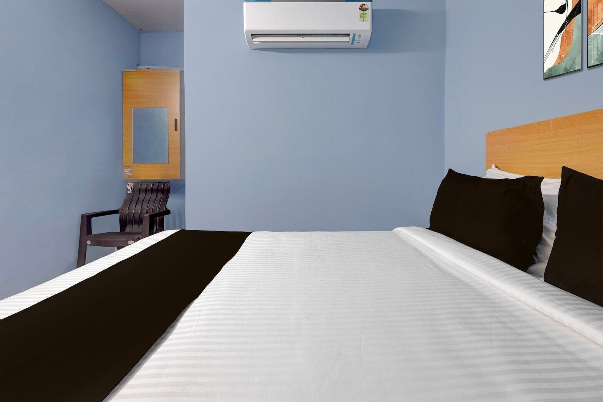 1 quarto, escrivaninha, roupa de cama