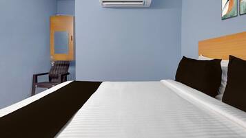 1 quarto, escrivaninha, roupa de cama