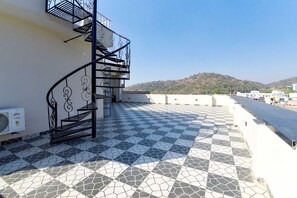 المنطقة المحيطة بالمنشأة