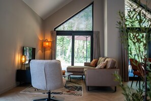 Una Smart TV, una mesa de tenis de mesa