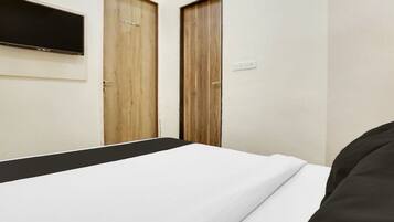 1 Schlafzimmer, Schreibtisch, Bettwäsche