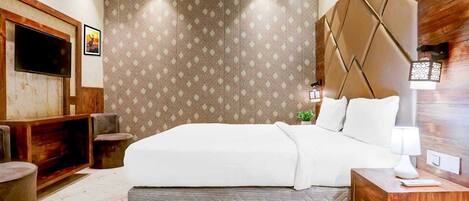 1 bedroom, desk, bed sheets