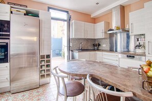 Unclassified image, 2 of 18, button - Rent family house near Paris - sleeps 10 5 bedrooms 2 bathrooms - Garden (Malakoff)