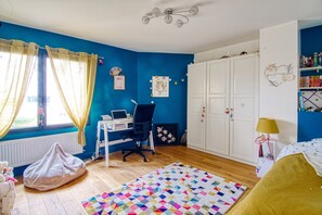 Unclassified image, 4 of 18, button - Rent family house near Paris - sleeps 10 5 bedrooms 2 bathrooms - Garden (Malakoff)