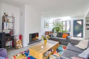 Unclassified image, 3 of 18, button - Rent family house near Paris - sleeps 10 5 bedrooms 2 bathrooms - Garden (Malakoff)