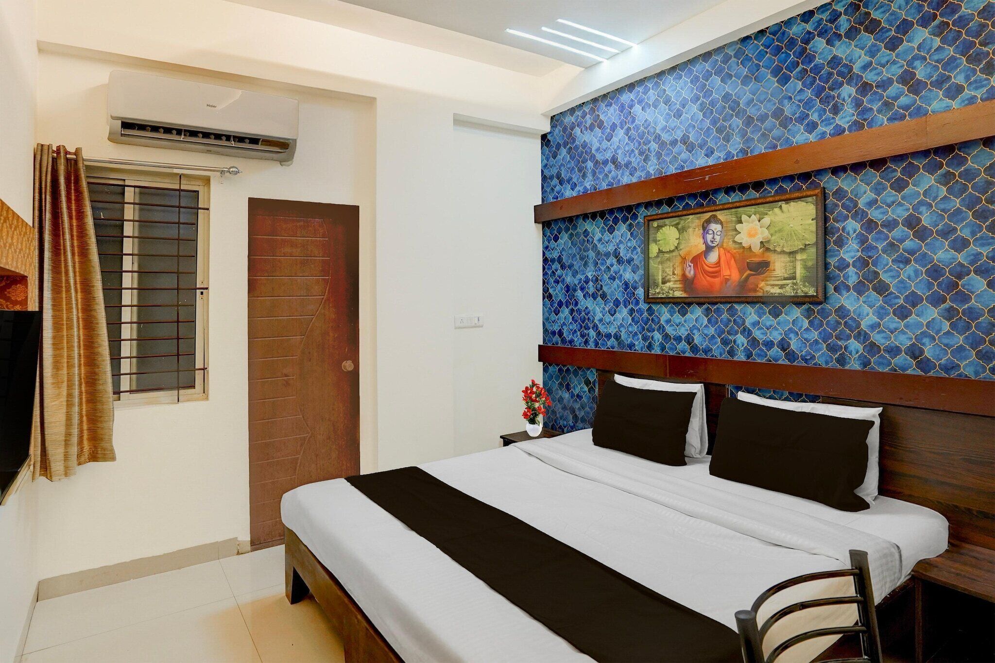 Escritorio y ropa de cama 