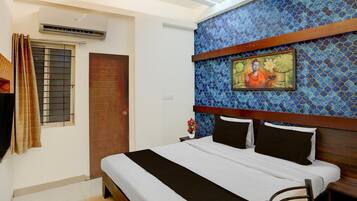 Escritorio y ropa de cama