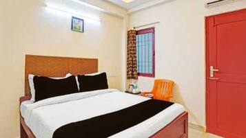 1 slaapkamer, een bureau, beddengoed