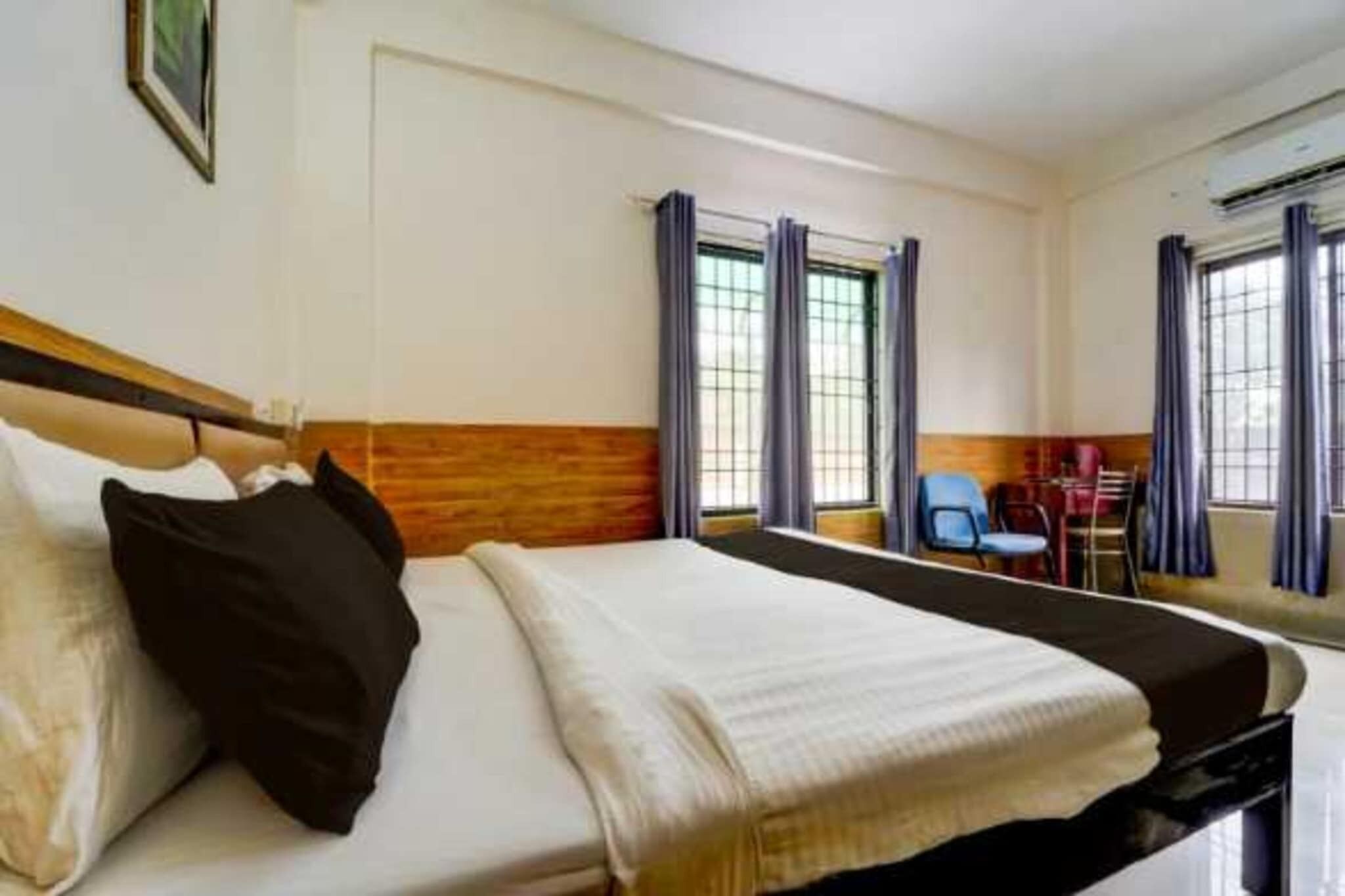 1 bedroom, desk, bed sheets