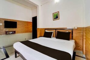 1 bedroom, desk, bed sheets - Hotel O Gummidipundi Railway Junction (Chennai)