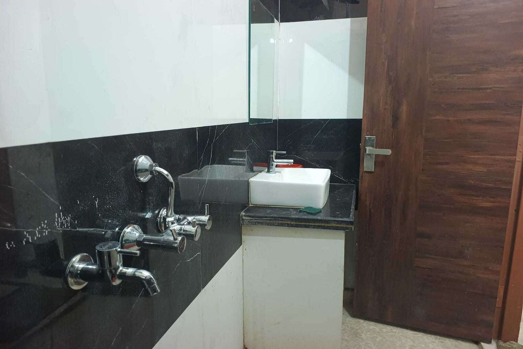 Een douche, handdoeken