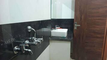 Een douche, handdoeken