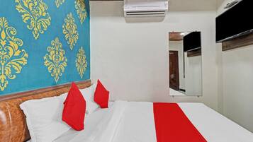 1 soveværelse, skrivebord, sengetøj