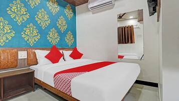 1 bedroom, desk, bed sheets