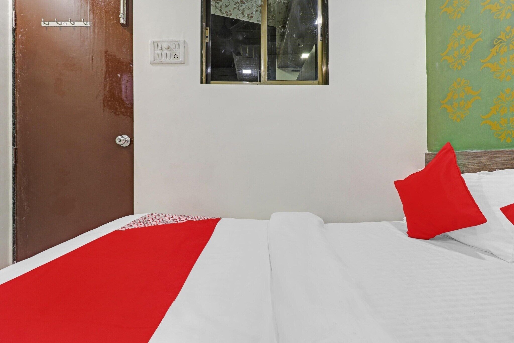 1 soveværelse, skrivebord, sengetøj