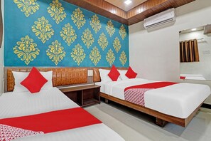 1 soverom, skrivebord og sengetøy