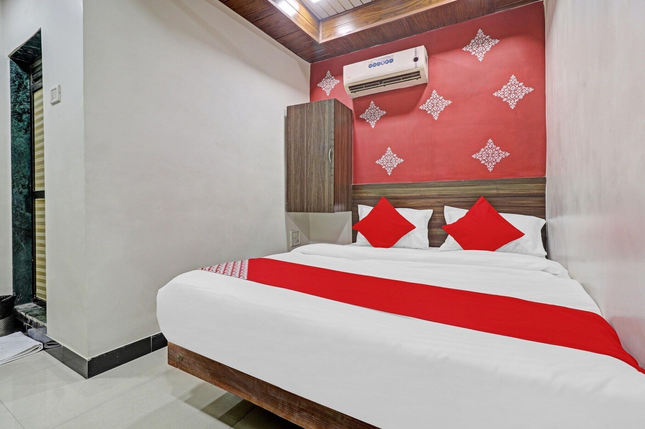 1 bedroom, desk, bed sheets