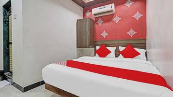 1 bedroom, desk, bed sheets