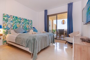 3 chambres, fer et planche à repasser, lit de bébé portatif