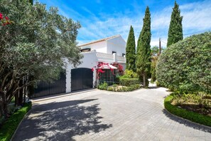 Garage - Colonial Style Retreat in Marbella (Marbella)