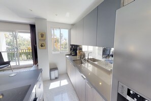 Wasserkocher mit Kaffee-/Teezubehör, Kühlschrank, Mikrowelle, Ofen