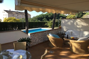 Outdoor dining - Cozy Elviria Beachside Apartment (Marbella)