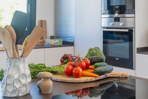 Wasserkocher mit Kaffee-/Teezubehör, Kühlschrank, Mikrowelle, Ofen