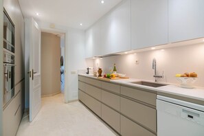 Kitchen - Elegant Seafront Retreat in Rio Real Playa (Marbella)