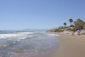 On the beach - Beachfront Villa for 7 with Pool (Marbella)