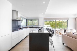 Wasserkocher mit Kaffee-/Teezubehör, Kühlschrank, Mikrowelle, Ofen