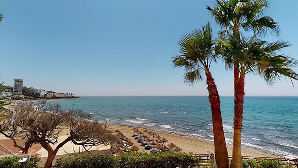 Beach nearby - Modern Villa Retreat in Mijas Costa (Mijas Costa)