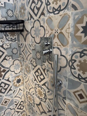 Dusche, Haartrockner, Bidet, Handtücher