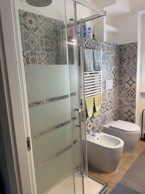 Shower, hair dryer, bidet, towels - Your vacation home between technology and the sea, just a few steps from Ostia beach (Lido di Ostia)