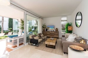 Smart TV - Charming 2-Bedroom Lagoon Apartment (Casares)