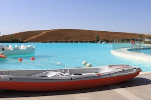 Ein Schwimmbad mit Booten und Wasserspielzeug.