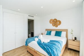 Ein Schlafzimmer mit Bett, Nachttisch und Kleiderschrank.