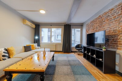 Spacious House with 4 Bedrooms, 2 Bathrooms and Terrace Balcony