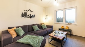 Ein Wohnzimmer mit einer Couch, einem Couchtisch und einer Wanddekoration.