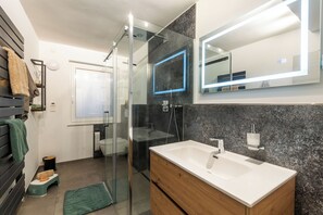 Shower, jetted bath, hair dryer, towels - Family-friendly vacation home in Winterberg with sauna, hot tub & play area (Winterberg)