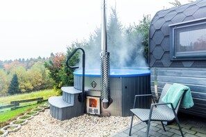 Outdoor spa tub - Family-friendly vacation home in Winterberg with sauna, hot tub & play area (Winterberg)